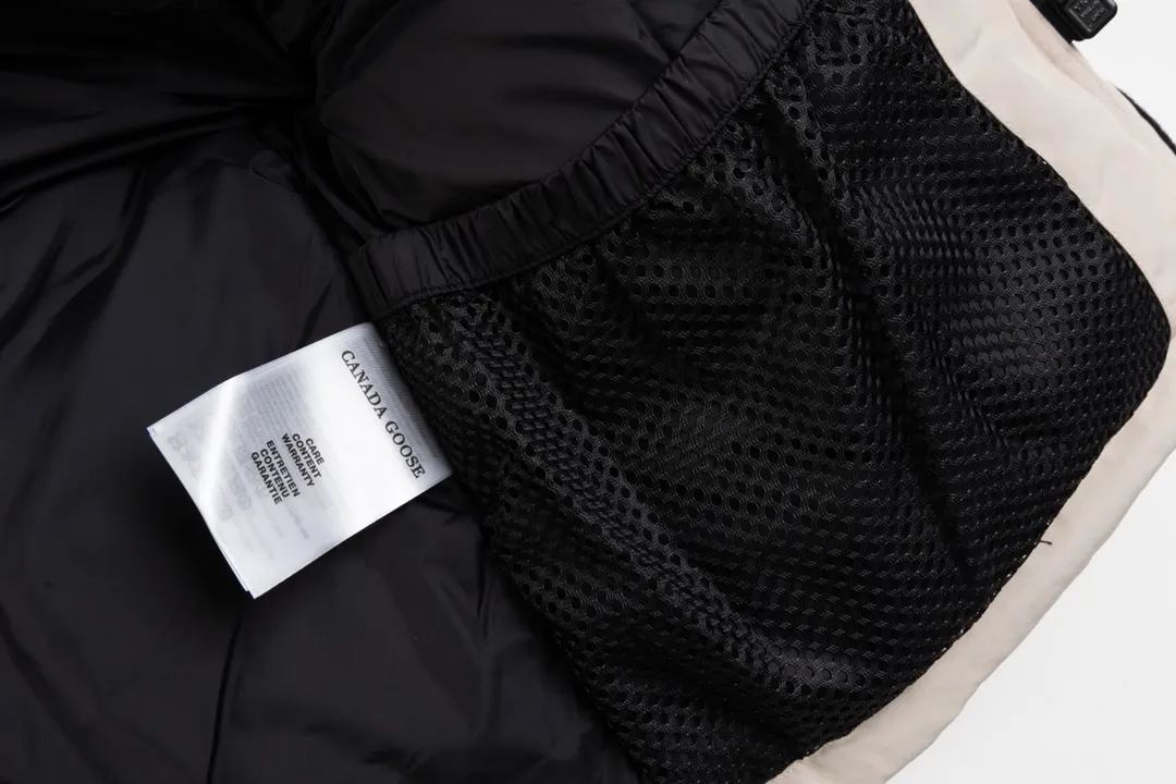 P820 (Top wolf fur version delivery handbag) Canada Goose Canada Goose #Expedition expedition parka classic down jacket ➖ Imported 21-count polyester-cotton blended original fabric [last year’s 16-count/18-count hard fabrics have been completely eliminated, this year all use 21-count genuine synchronous fabrics, the soft mid-band feels delicate and textured], genuine synchronous Feather-Light 10D waterproof coated fabric, made of 84.5% polyester fiber and 15.5% cotton, 100% the best feel in the entire network! ➖ The genuine official website uses the national standard 80 white duck down, and will never be misled by false claims such as 90 down or goose down! ➖ Using the best nylon lining with double double-layer sealing design, velvet-proof No. 7 needle + grid-filled down ready-made garments, there is 100% no so-called velvet running! ➖ The cuffs are designed with thickened seamless threads, and the collar and pockets are lined with top-quality polar fleece to keep you warm and comfortable! ➖ Yoshida YKK provides original custom-made electroplated sliders. YKK two-way lockable zippers are tight and smooth and will not peel off paint! ➖ 3M composite guarantees that the Velcro is the same as the original, durable, and all accessories and hardware are custom-made! ➖ The imported Behringer embroidery machine customizes the 10,000-needle embroidery logo, and 98% of the replicas restore the original logo. ➖ ​​The fur collars are all made of large pieces of Western Canadian blue wolf leather, ensuring that each fur collar is 13-15cm wide!